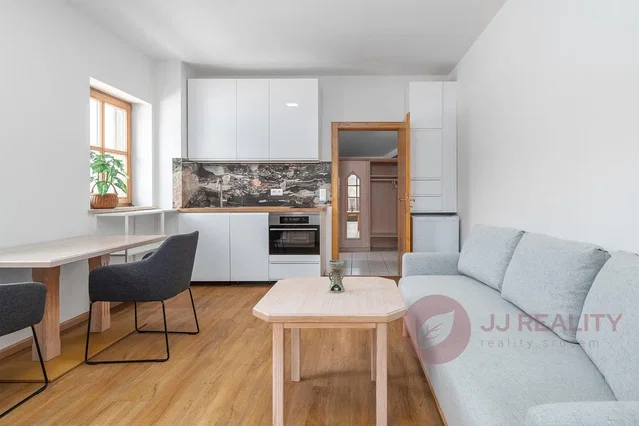 Woonkamer; natuurlijk licht, houten vloer, moderne stijl