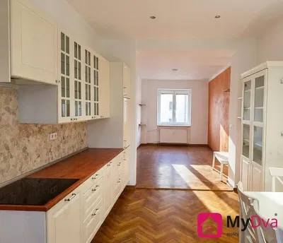 Mutfak; ahşap zemin, doğal ışık