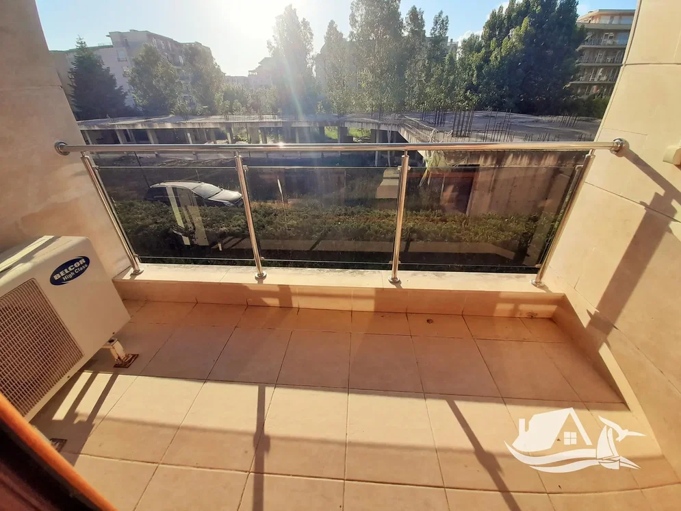 Balkon; uitzicht, tegelvloer