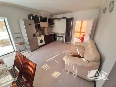 Woonkamer; keukenapparatuur, natuurlijk licht