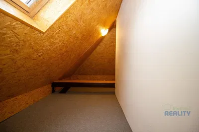 Detská izba; drevené trámy, drevená podlaha