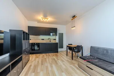 Cucina; pavimento in legno, stile moderno, luce naturale, elettrodomestici