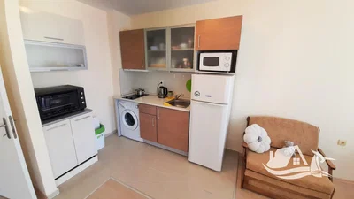Kuhinja; kuhinjski aparati, pločice, prirodno svjetlo