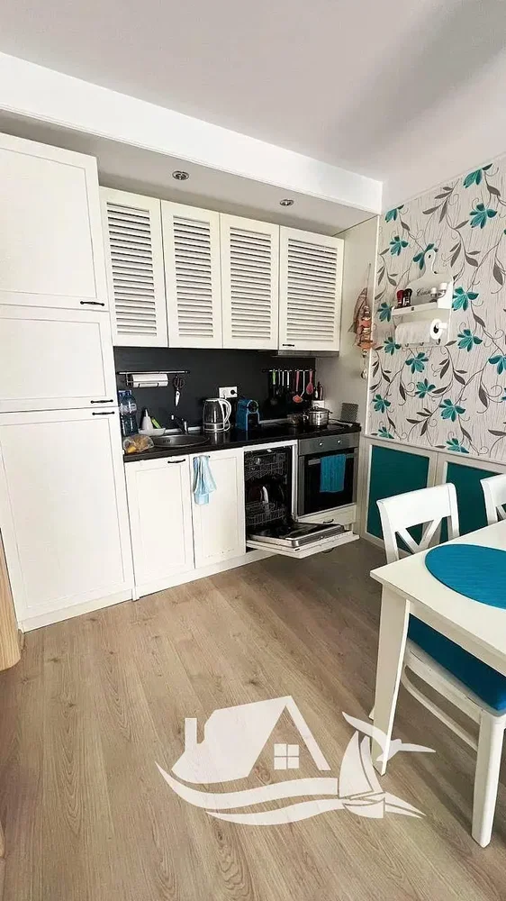 Keuken; keukenapparatuur, tegelvloer