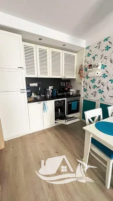 Keuken; keukenapparatuur, tegelvloer