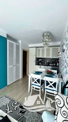 Keuken; houten vloer, moderne stijl, natuurlijk licht, keukenapparatuur