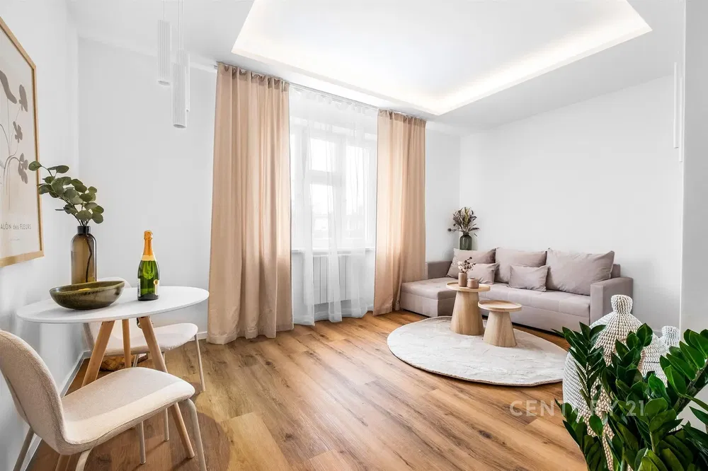 Obývací pokoj; přirozené světlo, moderní styl, dřevěná podlaha