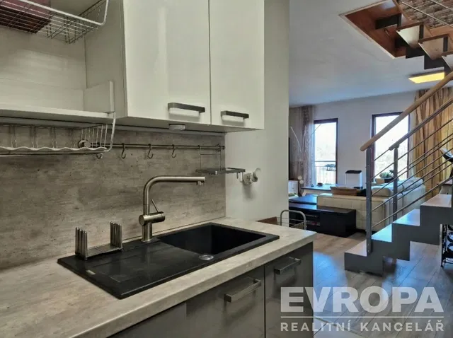 Kuchyňa; výhľad, prirodzené svetlo