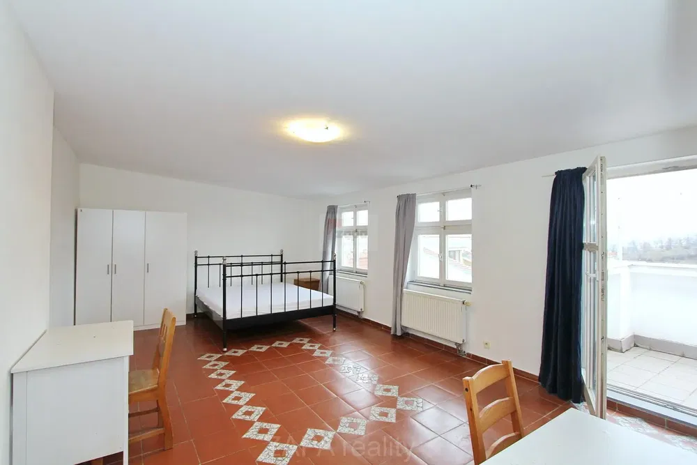 Schlafzimmer; fliesenboden, tageslicht, blick