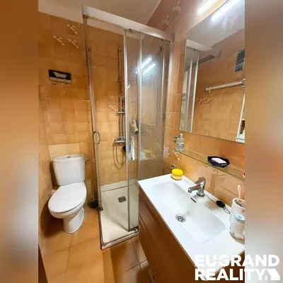 Badezimmer; fliesenboden, renovierungsbedürftig, tageslicht, rustikaler stil