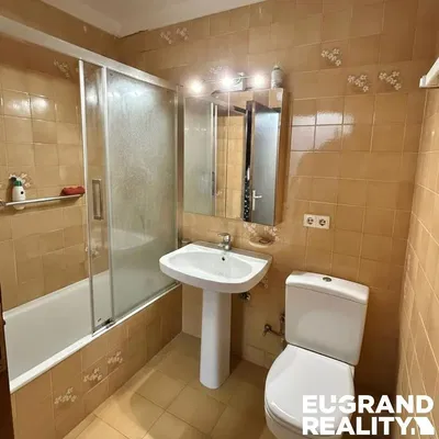 Badezimmer; fliesenboden, renovierungsbedürftig, tageslicht, rustikaler stil