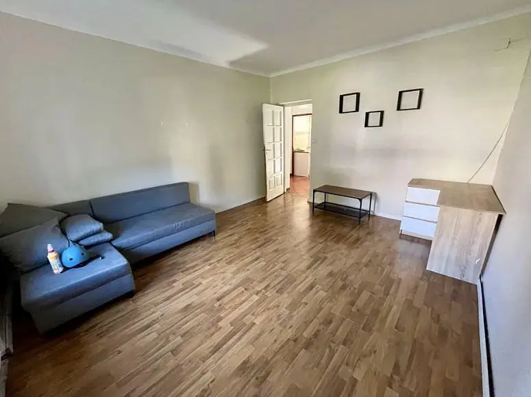 Oturma odası; ahşap zemin, doğal ışık