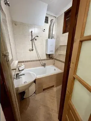 Banyo; fayans zemin, su ısıtıcısı, doğal ışık, tadilat gerekiyor