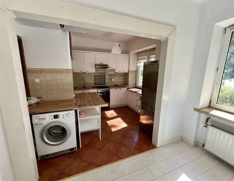 Mutfak; fayans zemin, doğal ışık, mutfak aletleri