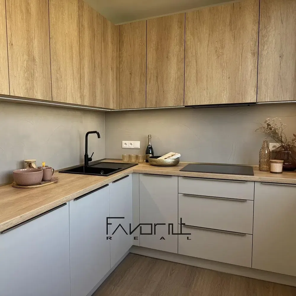 Kuchyně; kuchyňské spotřebiče, dřevěná podlaha, moderní styl, po rekonstrukci, přirozené světlo