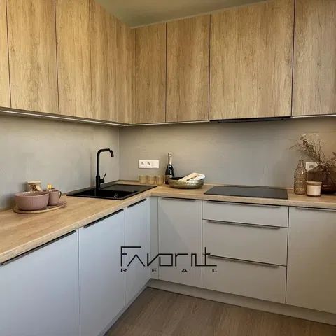 Mutfak; mutfak aletleri, ahşap zemin, modern stil, tadilatlı, doğal ışık