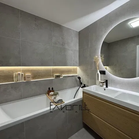 Banyo; fayans zemin, tadilatlı, doğal ışık, modern stil