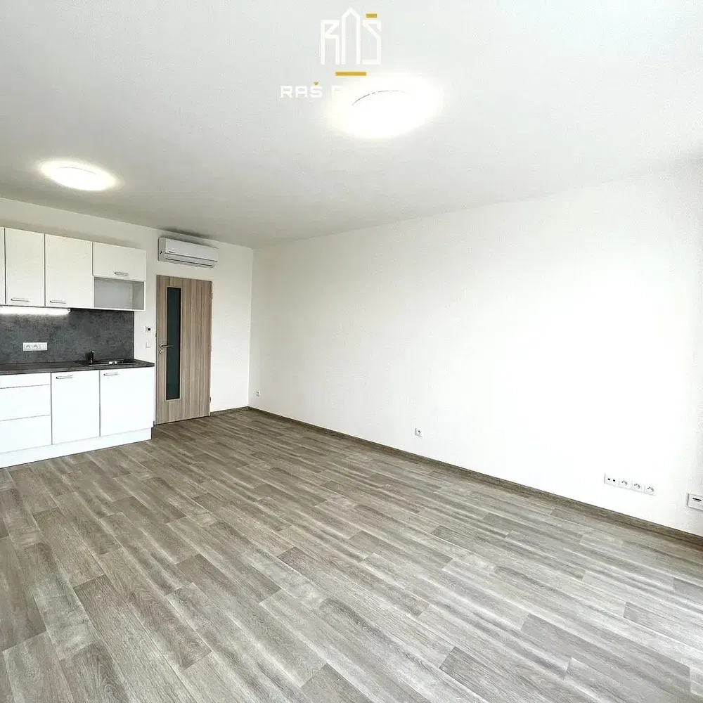 Cuisine; lumière naturelle, rénové, parquet