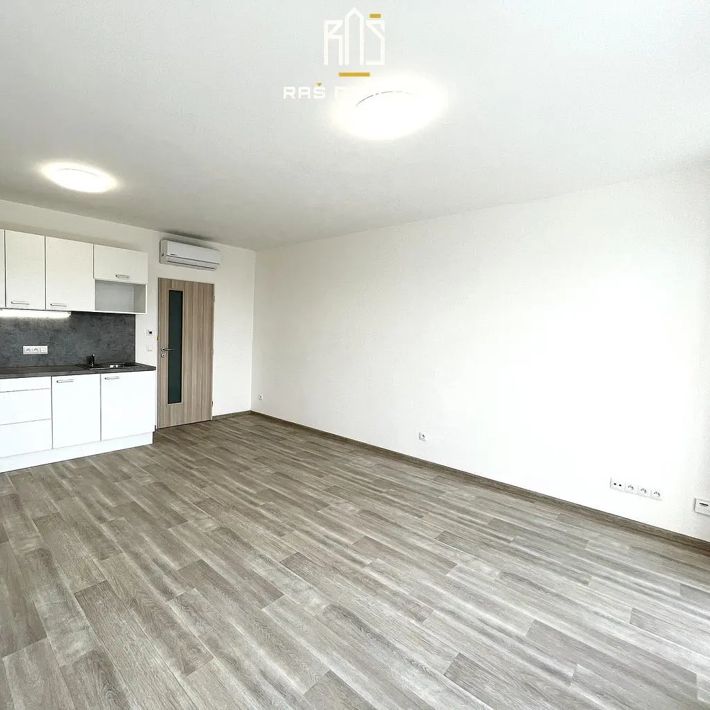 Cuisine; lumière naturelle, rénové, parquet