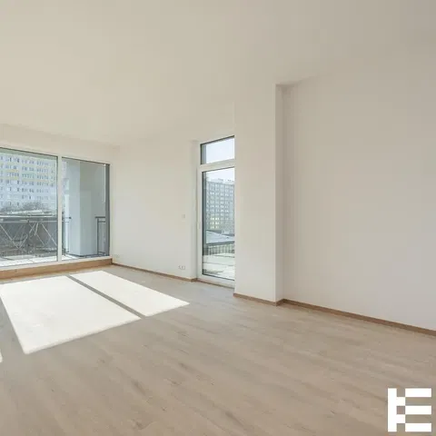 Obývací pokoj; výhled, dřevěná podlaha, přirozené světlo