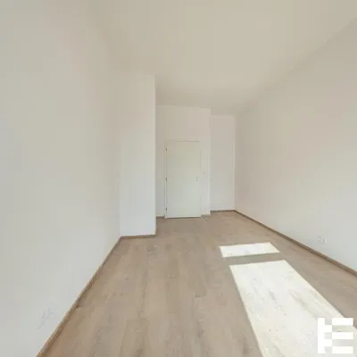 Dormitorio; luz natural, suelo de madera, renovado