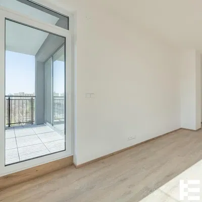 Balcón; vista, suelo de madera, luz natural