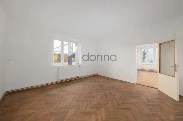 Salón; suelo de madera, luz natural