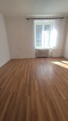 Schlafzimmer; holzboden, tageslicht