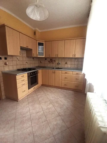 Cucina; elettrodomestici, pavimento in piastrelle