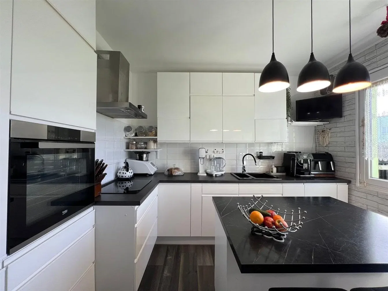 Cuisine; électroménager, lumière naturelle, style moderne