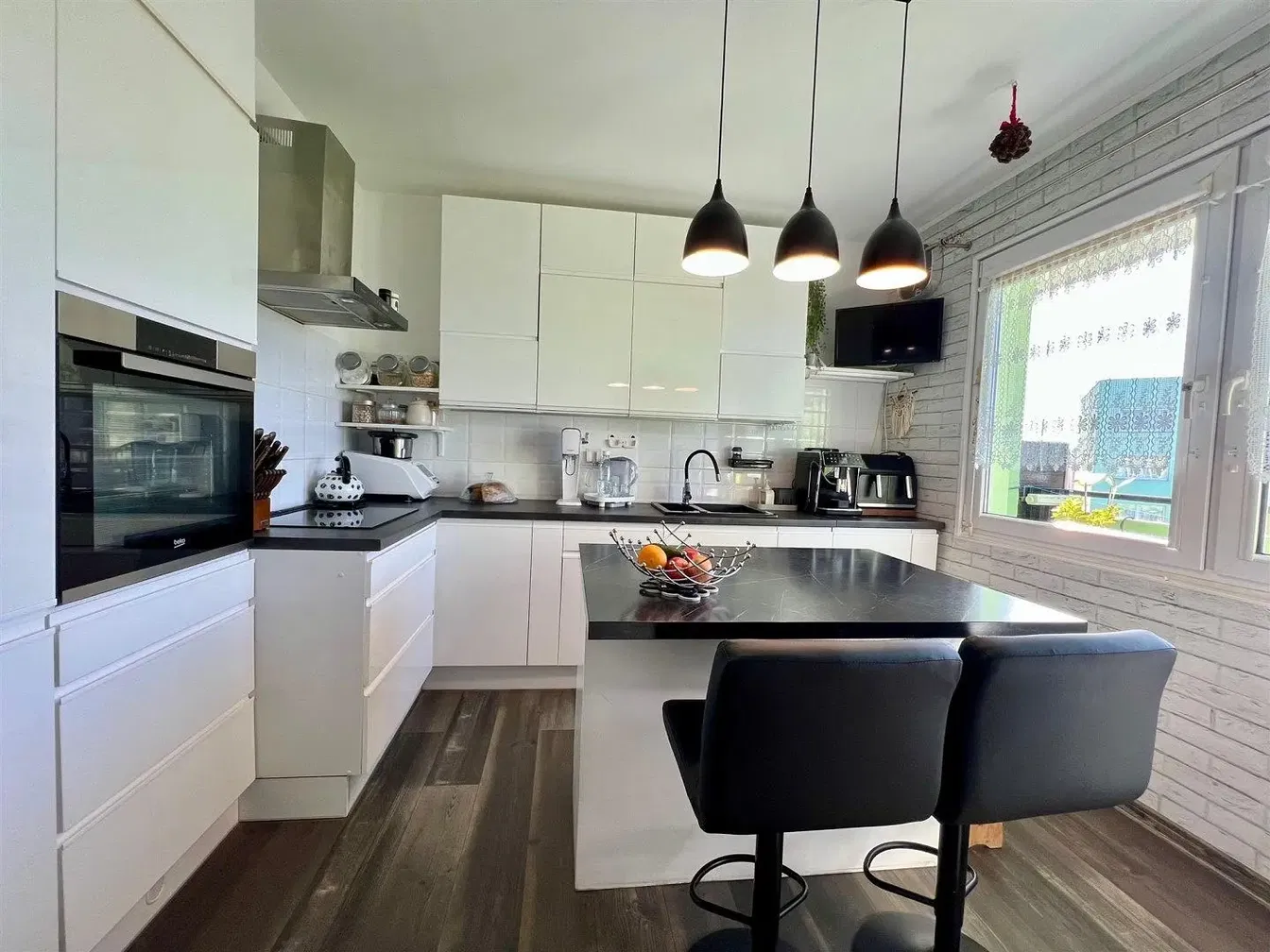 Cuisine; électroménager, lumière naturelle, style moderne