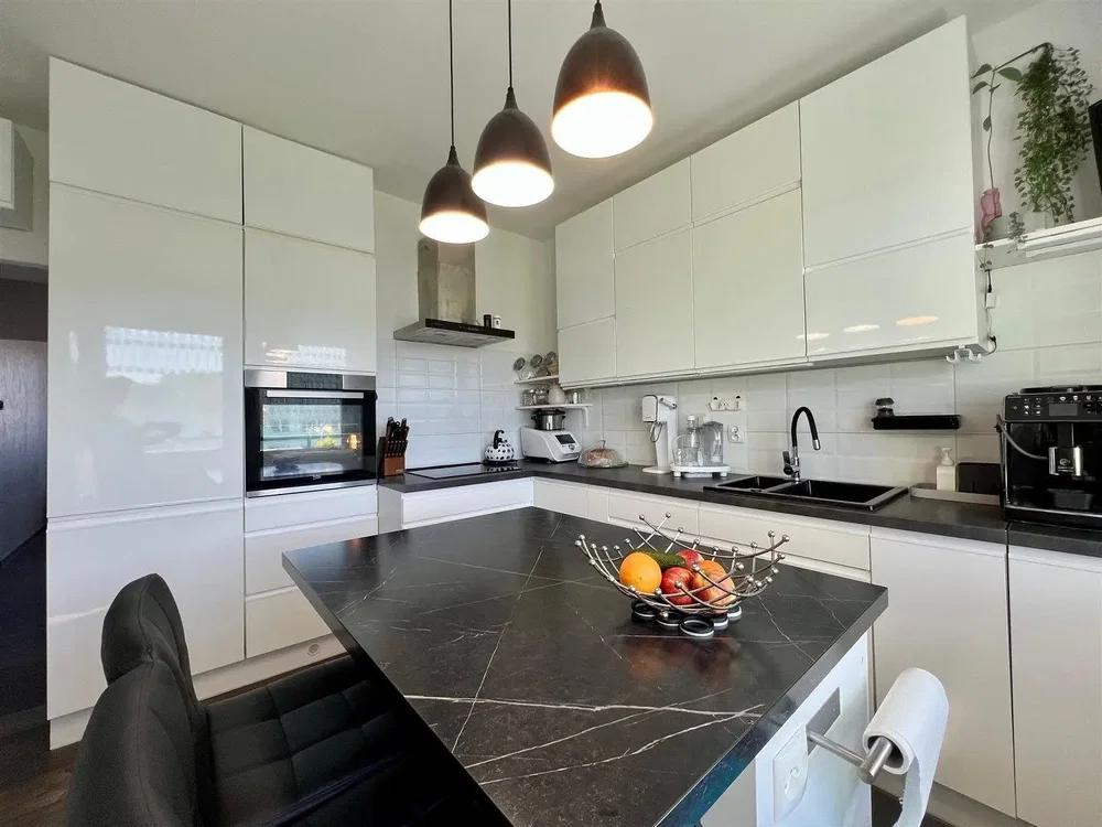 Cuisine; électroménager, style moderne, rénové, lumière naturelle