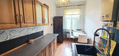 Кухиња; кухињски апарати, плочице, дрвени под, реновиран, природно светло