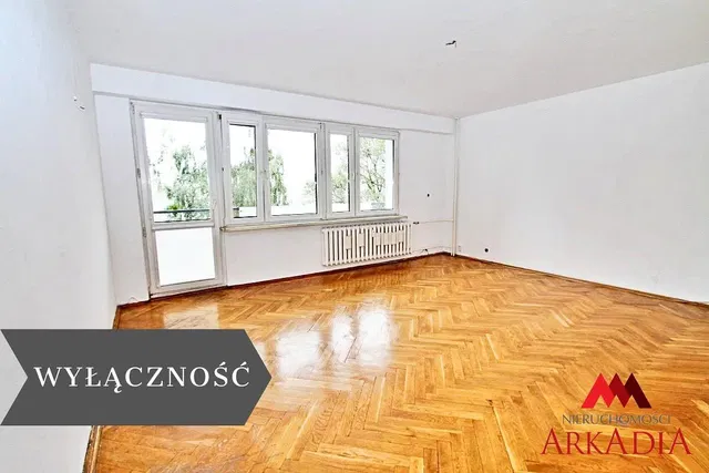 Obývací pokoj; výhled, dřevěná podlaha, přirozené světlo