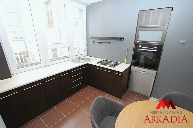 Kuchyně; kuchyňské spotřebiče, dlažba, přirozené světlo