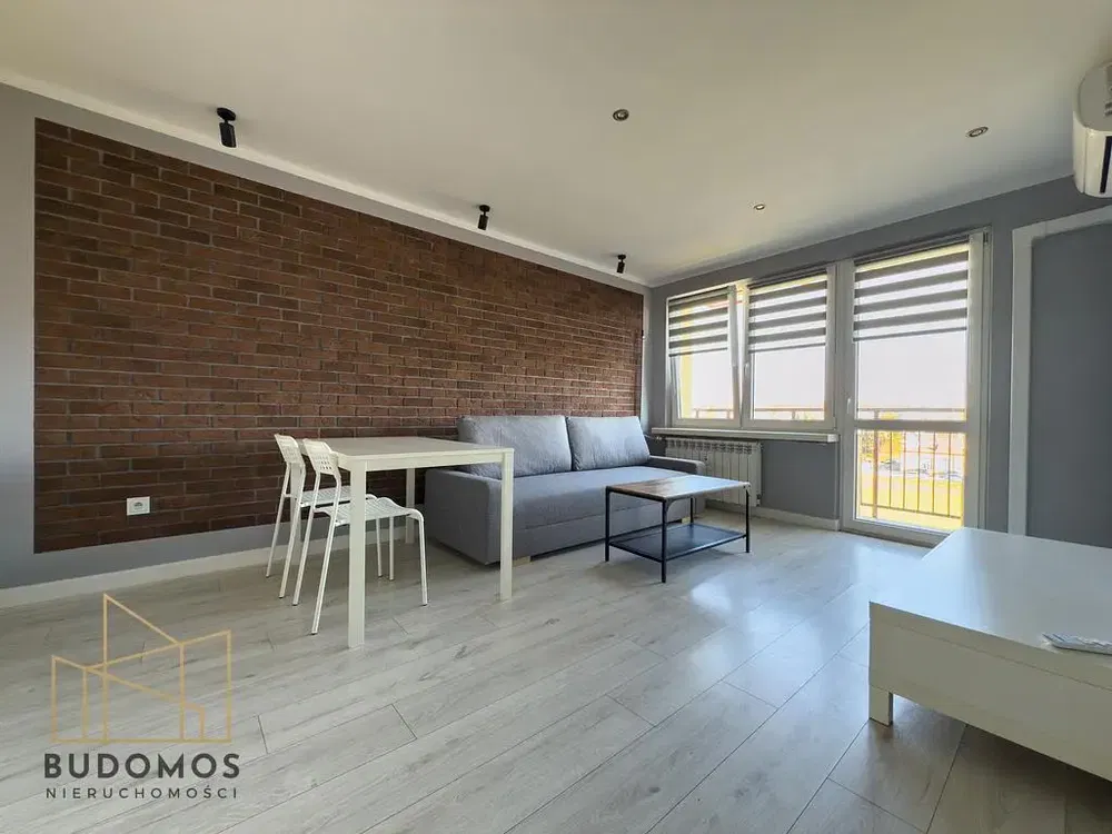 Dnevni boravak; moderan stil, prirodna svjetlost, drveni pod