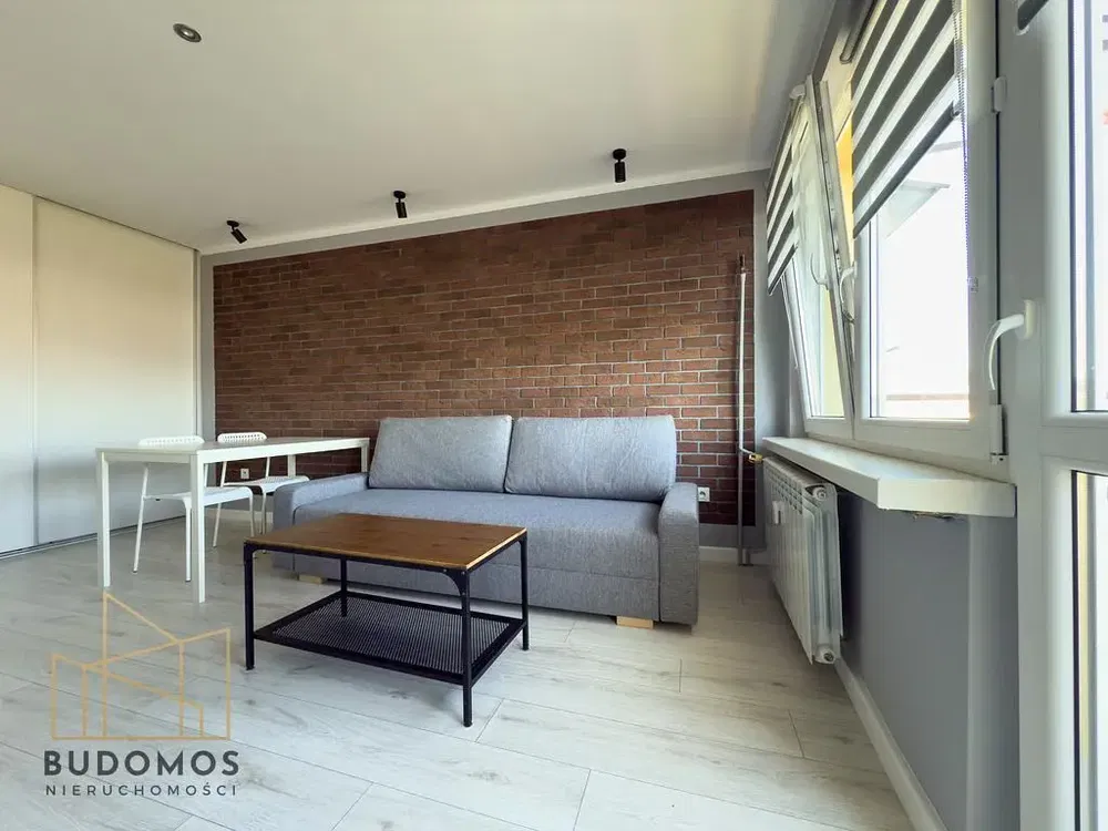 Dnevni boravak; moderan stil, drveni pod, prirodna svjetlost