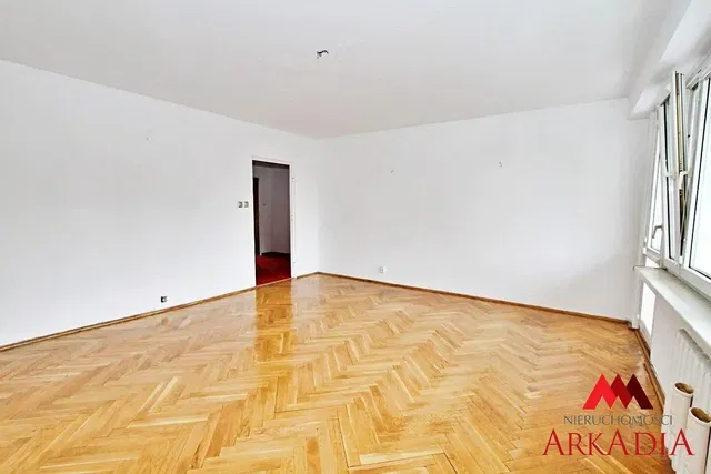 Obývací pokoj; dřevěná podlaha, přirozené světlo