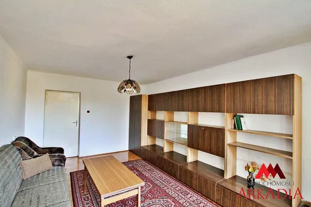 Obývací pokoj; rustikální styl, dřevěné trámy, dřevěná podlaha, přirozené světlo