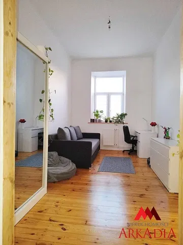 Obývací pokoj; přirozené světlo, dřevěná podlaha