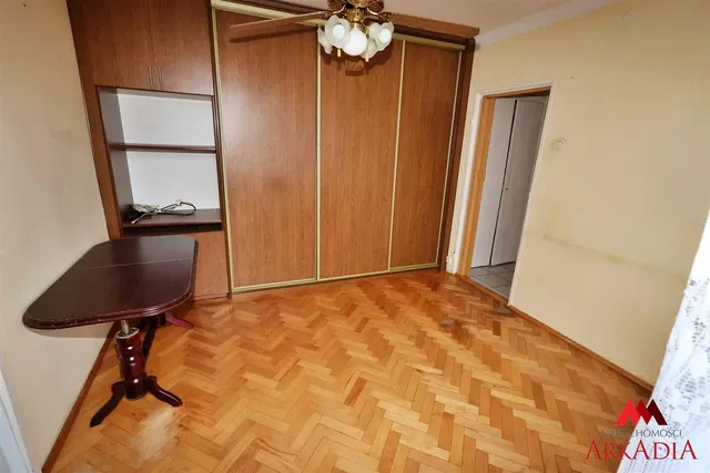 Komora; dřevěná podlaha, přirozené světlo