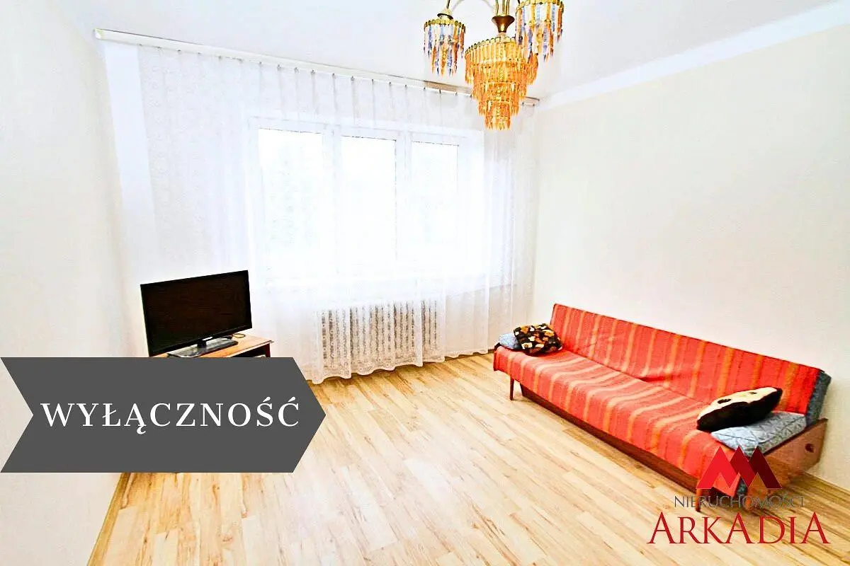 Salon; parquet, lumière naturelle, style moderne