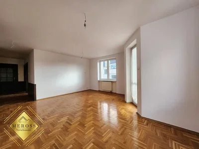 Oturma odası; ahşap zemin, doğal ışık