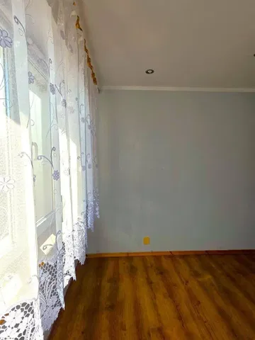 Ložnice; přirozené světlo, dřevěná podlaha