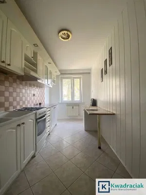 Kuhinja; kuhinjski aparati, pločice, prirodno svjetlo