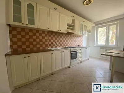 Kuhinja; kuhinjski aparati, pločice, prirodno svjetlo