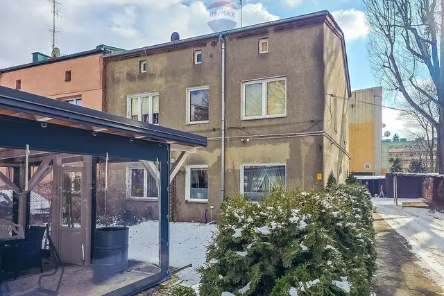 Maison et environs; nécessite rénovation