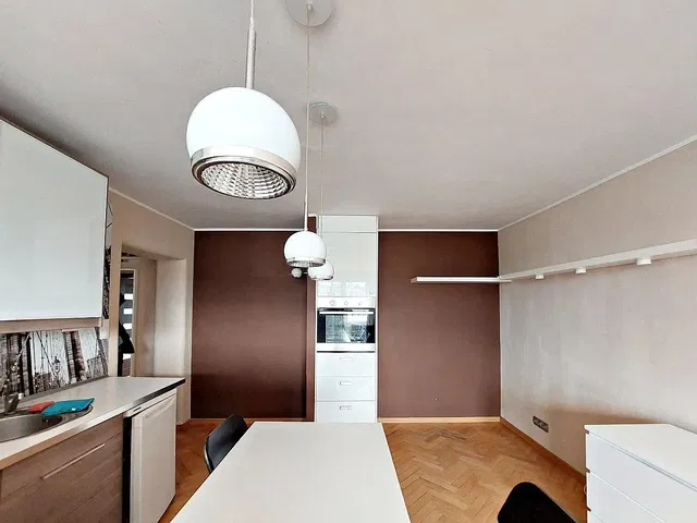 Cuisine; électroménager, parquet, lumière naturelle