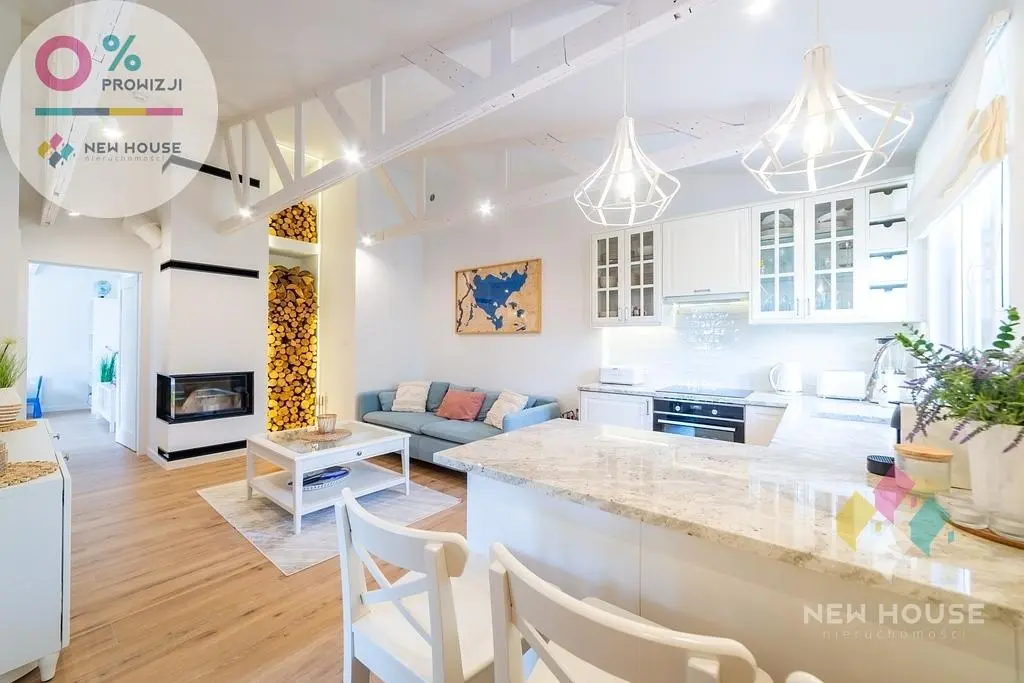 Oturma odası; şömine, ahşap kirişler, yüksek tavan, modern stil, doğal ışık, mutfak aletleri