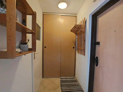 Garderobe; tegelvloer